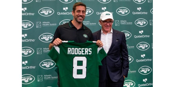 Aaron Rodgers att bära nr 8 New York Jets tröja Aaron Rodgers att bära nr 8 New York Jets tröja